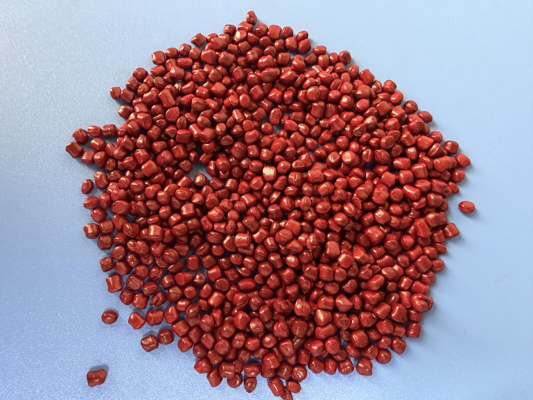 Red color masterbatch is used for plastic coloring, featuring convenient storage and high color strength